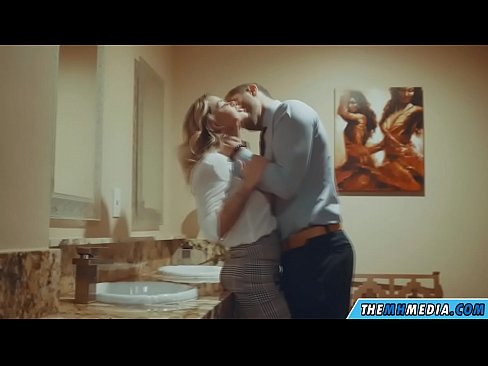 ❤️ Kur një bjonde me bukë ju josh në një banjë publike ❤❌ Porno vk tek ne
